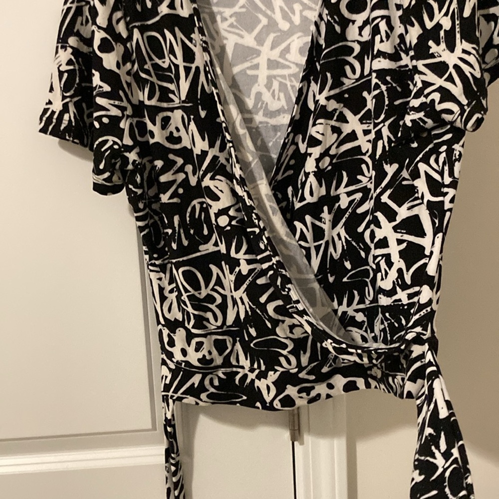 EUC- Kristin Nicole XL black and white multi colored wrap top with belt - Picture 2 of 5